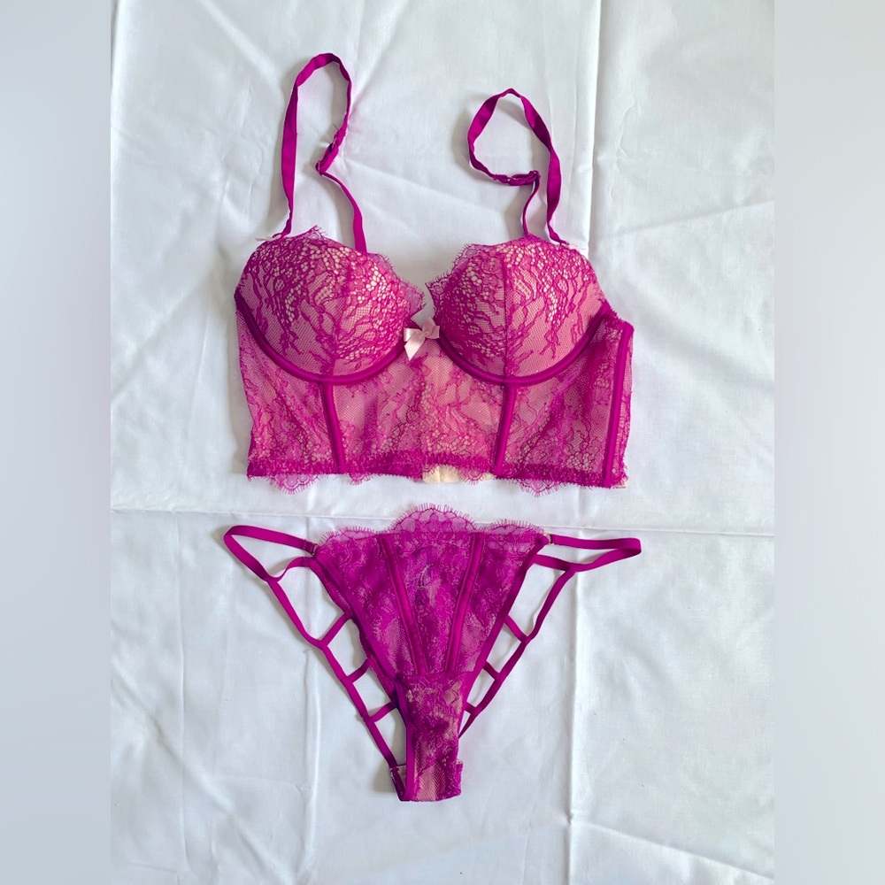 Corset bra and matching panty in fushia.